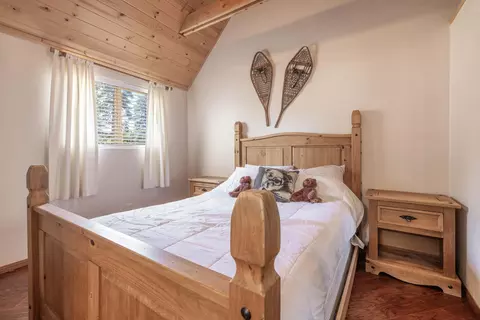 Bedroom - 39978 Hillcrest Dr, Big Bear Lake, CA 92315 photo 2 of 8