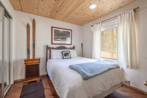 Bedroom - 39978 Hillcrest Dr, Big Bear Lake, CA 92315 photo 4 of 8