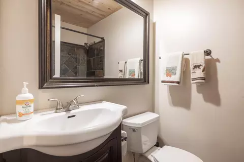 Bath - 39978 Hillcrest Dr, Big Bear Lake, CA 92315 photo 3 of 4