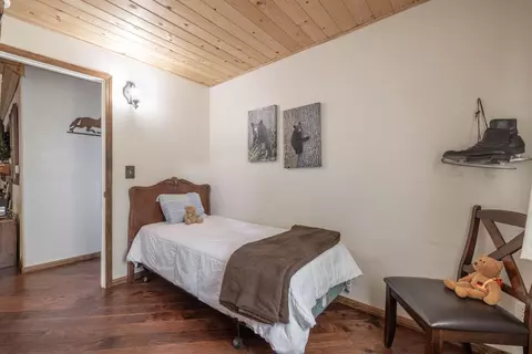 Bedroom - 39978 Hillcrest Dr, Big Bear Lake, CA 92315 photo 8 of 8