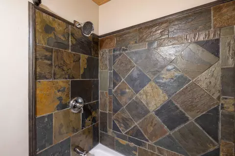 Bath - 39978 Hillcrest Dr, Big Bear Lake, CA 92315 photo 4 of 4