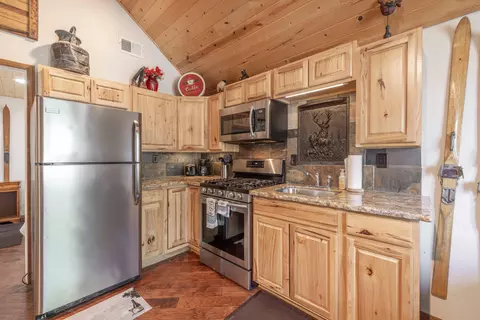 Kitchen - 39978 Hillcrest Dr, Big Bear Lake, CA 92315 photo 1 of 3