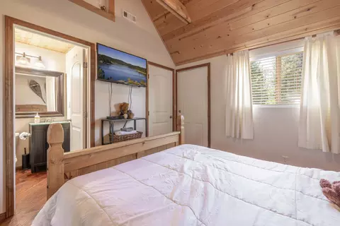 Bedroom - 39978 Hillcrest Dr, Big Bear Lake, CA 92315 photo 3 of 8