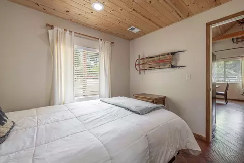 Bedroom - 39978 Hillcrest Dr, Big Bear Lake, CA 92315 photo 6 of 8
