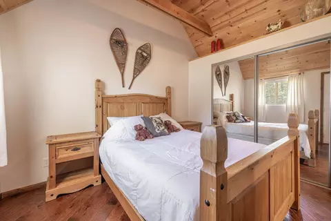 Bedroom - 39978 Hillcrest Dr, Big Bear Lake, CA 92315 photo 1 of 8