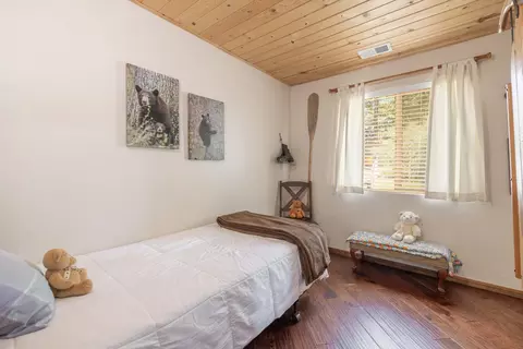 Bedroom - 39978 Hillcrest Dr, Big Bear Lake, CA 92315 photo 7 of 8