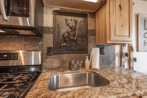 Kitchen - 39978 Hillcrest Dr, Big Bear Lake, CA 92315 photo 3 of 3