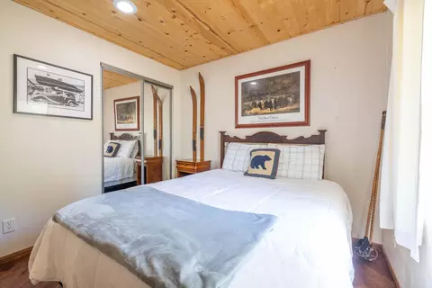 Bedroom - 39978 Hillcrest Dr, Big Bear Lake, CA 92315 photo 5 of 8