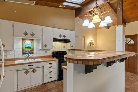 Kitchen - 6785 Saddleback Rd, Joshua Tree, CA 92252 photo 4 of 5