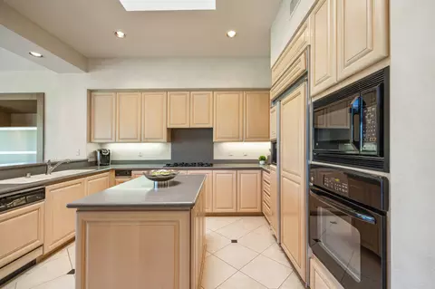 Kitchen - 261 Eagle Dance Cir, Palm Desert, CA 92211 photo 4 of 5