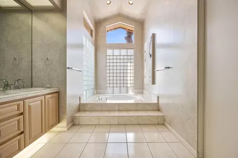 Bath - 261 Eagle Dance Cir, Palm Desert, CA 92211 photo 2 of 7