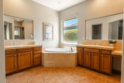Bath - 80642 Plum Ln, Indio, CA 92201 photo 3 of 5