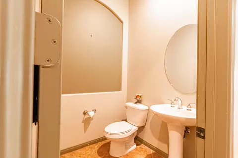 Bath - 80642 Plum Ln, Indio, CA 92201 photo 2 of 5