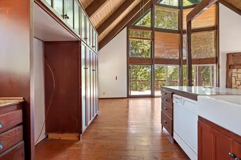 Entry Way - 331 Annandale Dr, Lake Arrowhead, CA 92352 photo 3 of 4