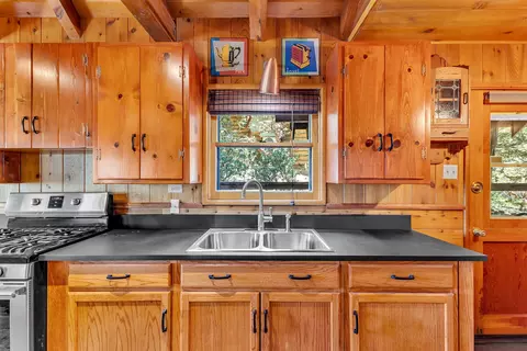 Kitchen - 52646 Chickadee Ln, Idyllwild, CA 92549 photo 3 of 5