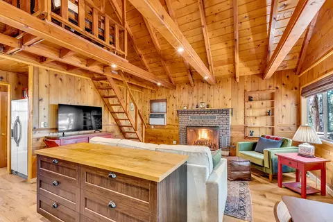 Living - 52646 Chickadee Ln, Idyllwild, CA 92549 photo 3 of 10