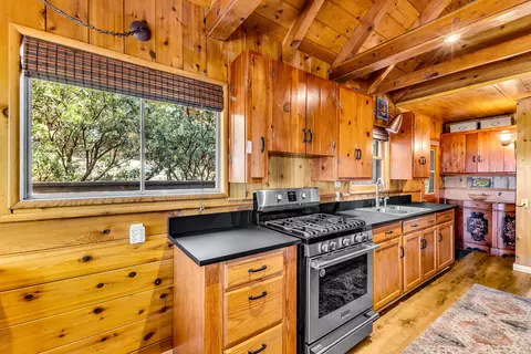 Kitchen - 52646 Chickadee Ln, Idyllwild, CA 92549 photo 4 of 5