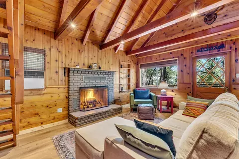 Living - 52646 Chickadee Ln, Idyllwild, CA 92549 photo 5 of 10