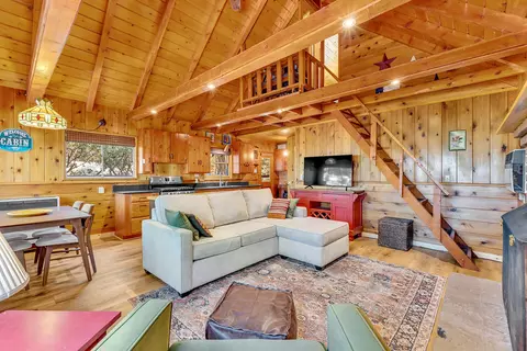 Living - 52646 Chickadee Ln, Idyllwild, CA 92549 photo 2 of 10