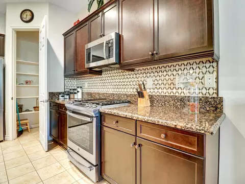 Kitchen - 85642 Molvena Dr, Indio, CA 92203 photo 2 of 7