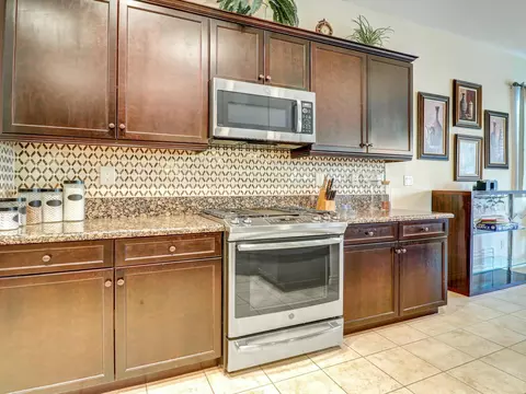 Kitchen - 85642 Molvena Dr, Indio, CA 92203 photo 4 of 7