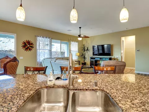 Kitchen - 85642 Molvena Dr, Indio, CA 92203 photo 6 of 7
