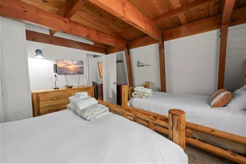 Bedroom - 42958 Encino Rd, Big Bear Lake, CA 92315 photo 6 of 6
