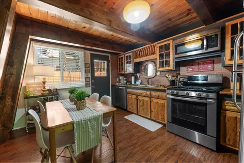 Kitchen - 42958 Encino Rd, Big Bear Lake, CA 92315 photo 1 of 3