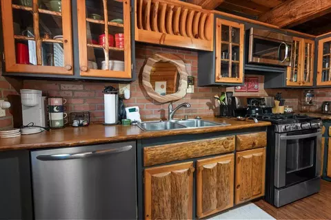 Kitchen - 42958 Encino Rd, Big Bear Lake, CA 92315 photo 2 of 3