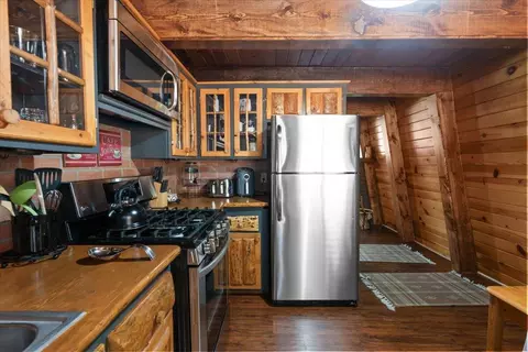 Kitchen - 42958 Encino Rd, Big Bear Lake, CA 92315 photo 3 of 3