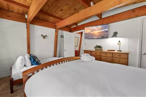 Bedroom - 42958 Encino Rd, Big Bear Lake, CA 92315 photo 3 of 6
