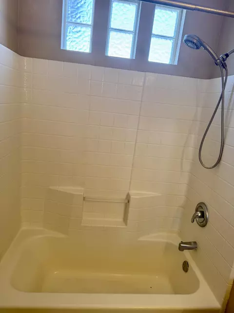 Bath - 8523 Condalia Ave, Yucca Valley, CA 92284 photo 3 of 4