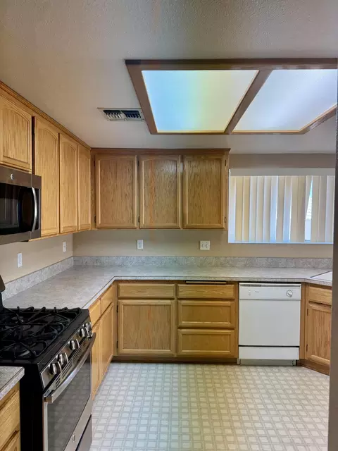 Kitchen - 8523 Condalia Ave, Yucca Valley, CA 92284 photo 1 of 3
