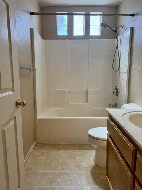 Bath - 8523 Condalia Ave, Yucca Valley, CA 92284 photo 4 of 4