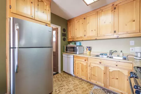 Kitchen - 42920 Sunset Dr, Big Bear Lake, CA 92315 photo 1 of 2