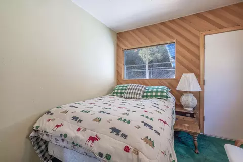 Bedroom - 42920 Sunset Dr, Big Bear Lake, CA 92315 photo 5 of 6
