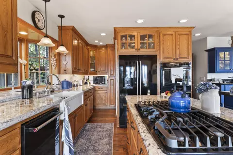 Kitchen - 264 Old Toll Rd, Lake Arrowhead, CA 92352 photo 4 of 7