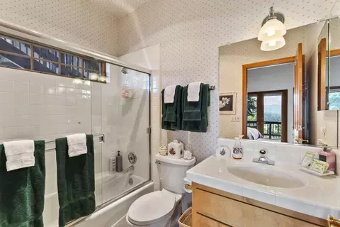Bath - 264 Old Toll Rd, Lake Arrowhead, CA 92352 photo 3 of 7