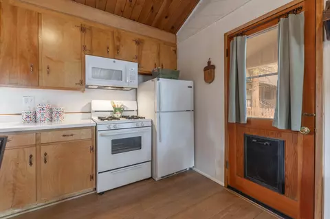 Kitchen - 241 Turlock Dr, Big Bear City, CA 92314 photo 2 of 3