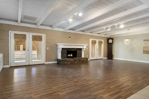 Living - 79740 Camelback Dr, Bermuda Dunes, CA 92203 photo 1 of 4