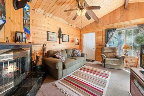 Living - 817 Maple Ln, Sugarloaf, CA 92386 photo 3 of 6