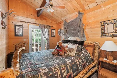 Bedroom - 817 Maple Ln, Sugarloaf, CA 92386 photo 1 of 3