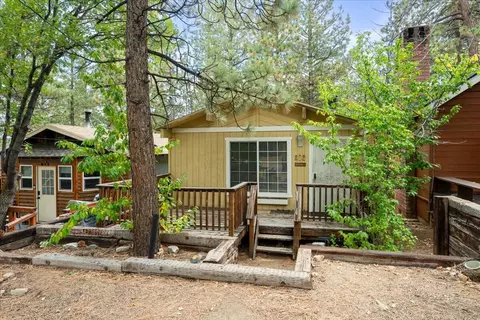 817 Maple Ln, Sugarloaf, CA 92386