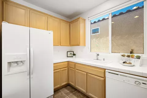 Kitchen - 47635 Soft Moonlight, La Quinta, CA 92253 photo 4 of 5