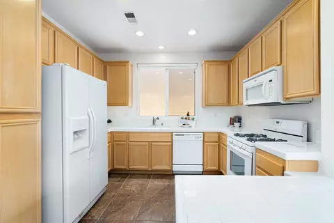 Kitchen - 47635 Soft Moonlight, La Quinta, CA 92253 photo 3 of 5