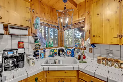 Kitchen - 52680 Pine Ridge Rd, Idyllwild, CA 92549 photo 4 of 5