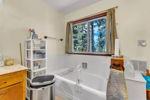 Bath - 52680 Pine Ridge Rd, Idyllwild, CA 92549 photo 5 of 7