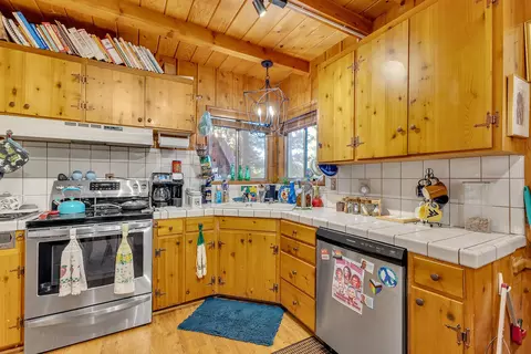 Kitchen - 52680 Pine Ridge Rd, Idyllwild, CA 92549 photo 2 of 5