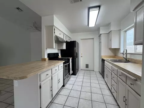 Kitchen - 173 Eunice Cir, Blythe, CA 92225 photo 3 of 4