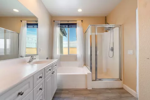 Bath - 41843 Napoli Street St, Indio, CA 92203 photo 4 of 4
